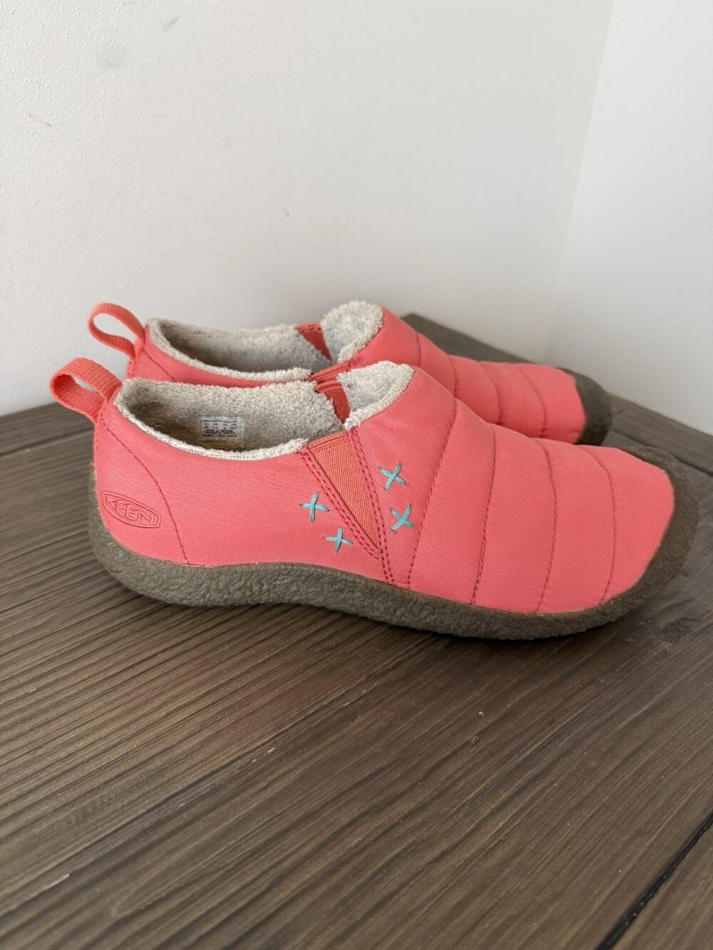 KEEN howser Women's Gray Slip-On Faux Fur Lined Comfort Slippers Size 7.5 Pink